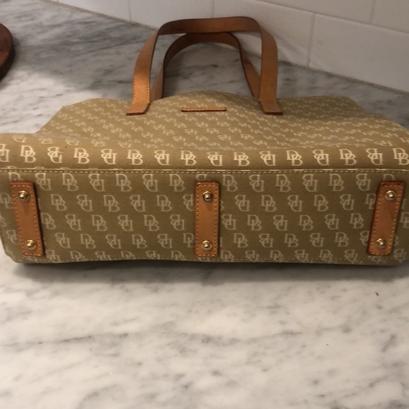 Dooney & Bourke Signature Logo Bag Tan/Cream pink interior w/ original reg card - Picture 7 of 7